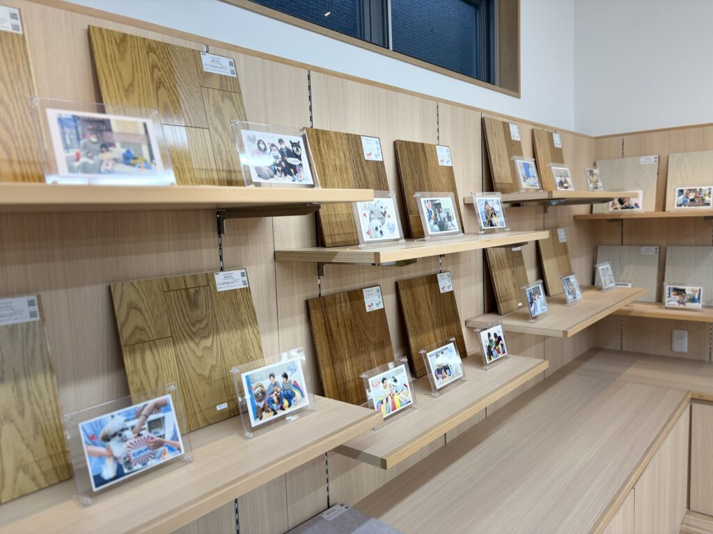 豊富なサンプル展示＆体験ブース完備

実際のフローリング材に施工したサンプルが多数。
キズのつきにくさ・汚れの落ちやすさもチェック可能。