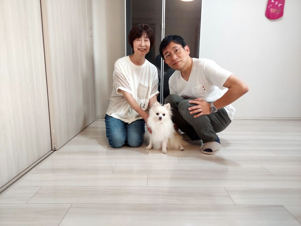 わんスマイルコート施工後のフローリングとお客様の様子