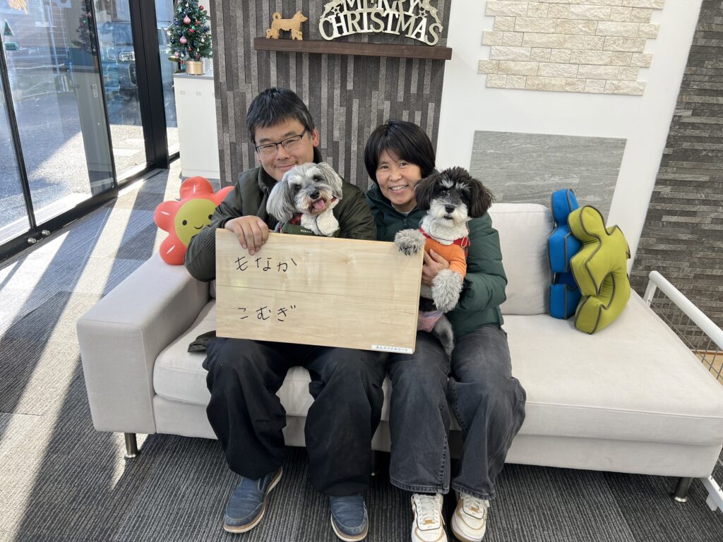 床を触って確認する飼い主さんとわんちゃん