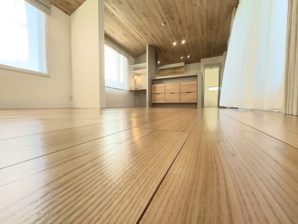 家具搬入前の新築リビングのフローリング