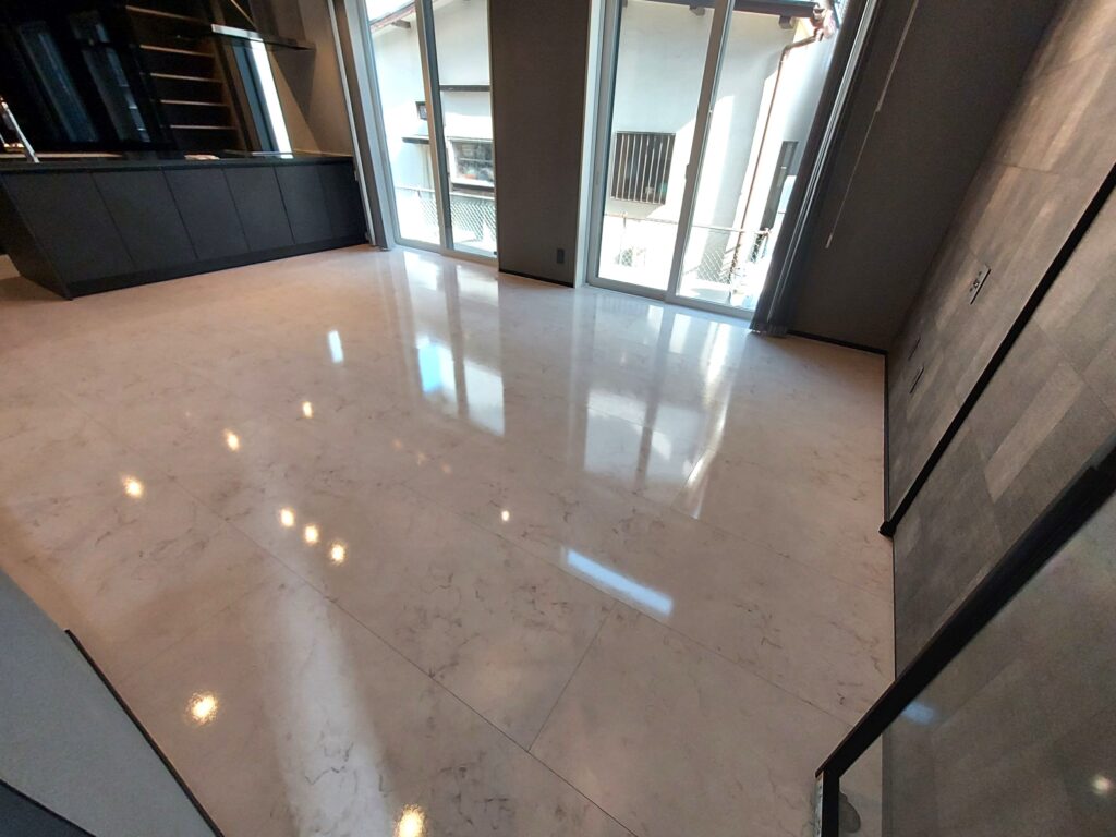 フロアタイルを採用した新築リビングの床