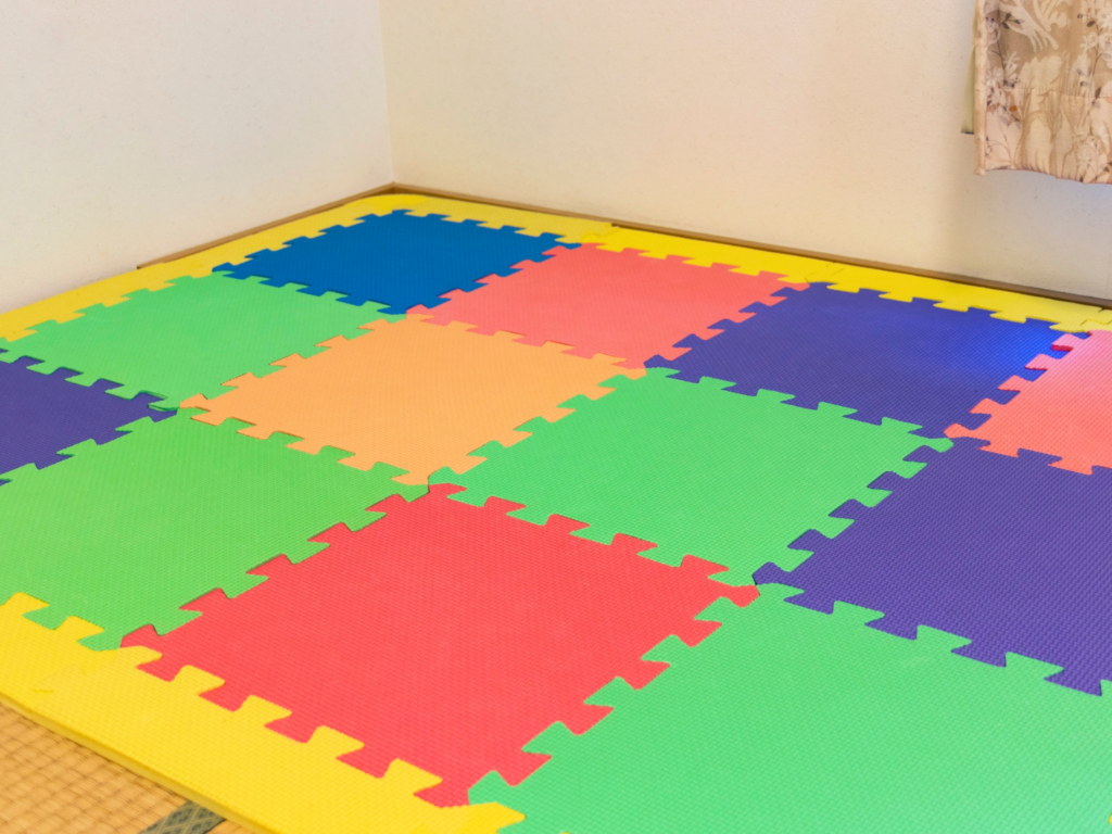 犬の床対策として設置されたマットとカーペットの施工例
