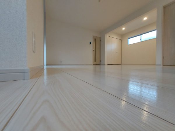 フロアコーティングで保護された程よい艶感のあるフローリング