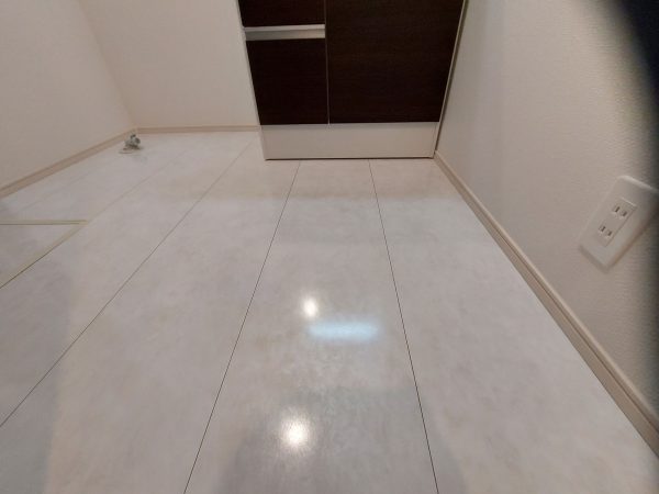 湿気の多い洗面所やトイレの床にアクアフロアコート。撥水効果抜群でカビや黒ずみによる劣化を防ぐ
