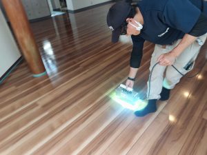 アップライフでは有機溶剤作業主任者がフロアコーティングを施工