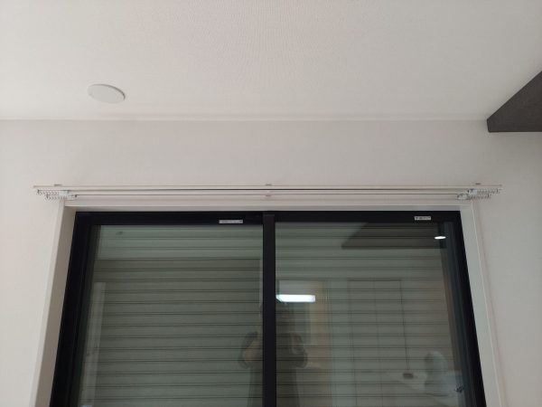 施工前後の様子（Before／After）
埼玉県草加市青柳の新築戸建に、カーテンレール取り付けの施工をさせていただきました。