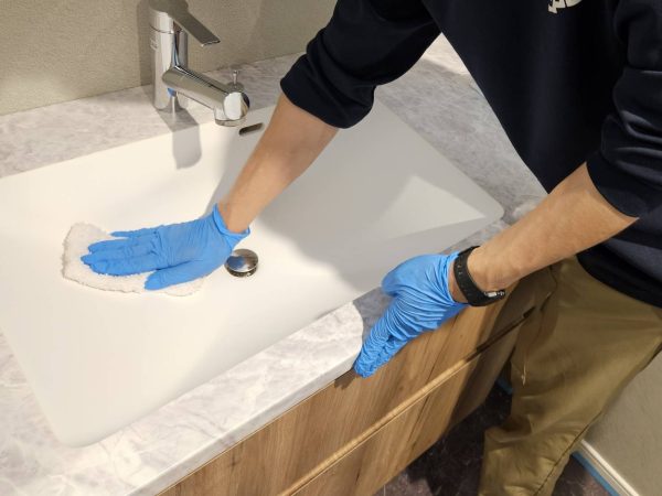 強い撥水・撥油性効果で水垢やカビ、ピンク汚れなどの繁殖を撃退
