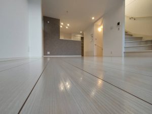 アップライフ施工後で美しく光沢が出た床