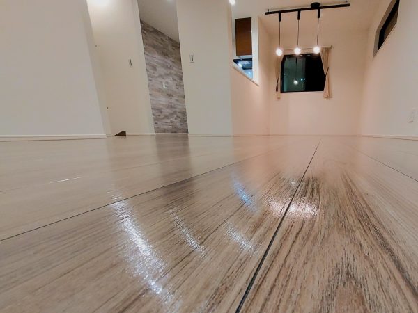 家具搬入前の新築マンションでコーティング済みのフローリング