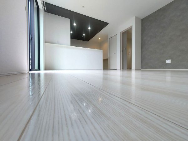新築マンション入居前のフロアコーティング施工直後の光沢ある床