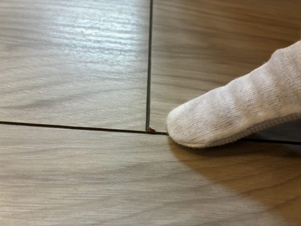 内覧会で確認されたフローリングの小さなキズ写真|施工前の状態