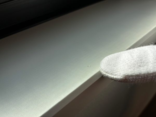 新築内覧会でフローリングのキズを発見した場面