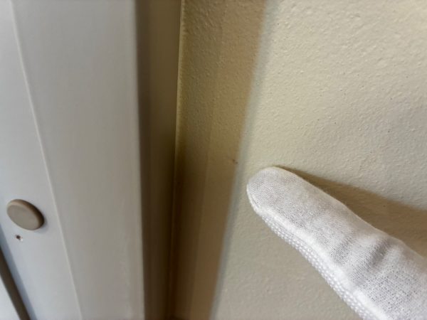 床コーティング前に見つかったクロスのキズ