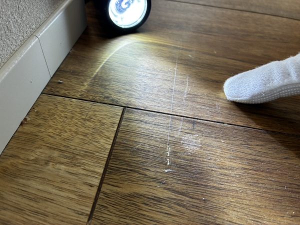 床コーティング前に見つかったフローリングのキズ