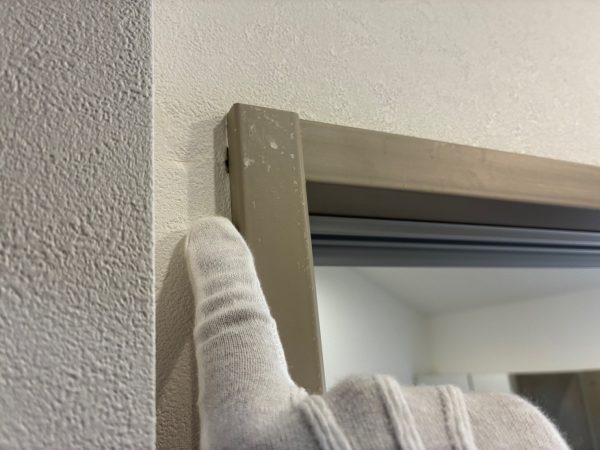 床コーティング前に見つかったクロスのキズ