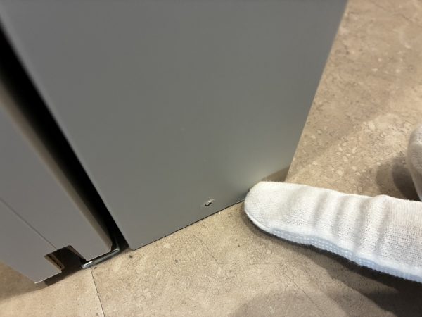 床コーティング前に見つかったクロスのキズ