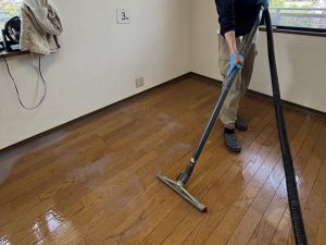 ワックスの蓄積を剝がして床をリセットする剝離清掃事例