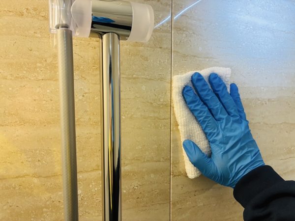 職人が水回りに防カビ防汚コーティングを施工している様子