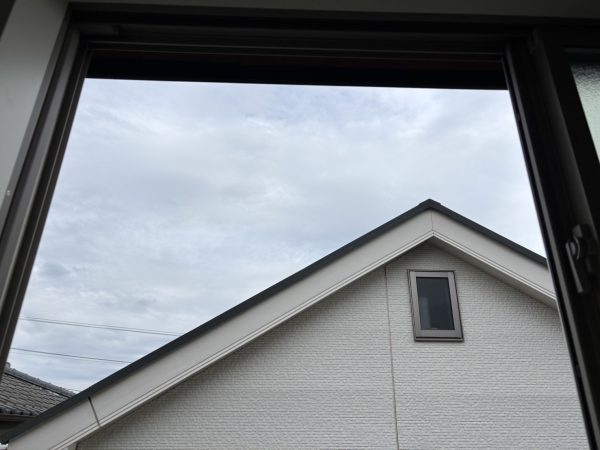 新築の網戸のない窓