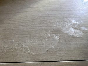 通常の床は水分に弱く、シミや剥がれの原因にもなりうる。