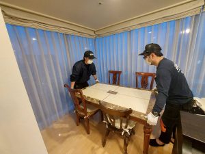 アップライフのフロアコーティング施工前の荷物移動。入居中もお任せ