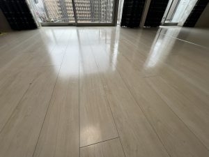 新築のフローリングは美しく見えますが、実は傷や汚れに弱いのが現実