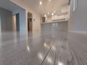 フロアコーティングで保護され艶のあるフローリング