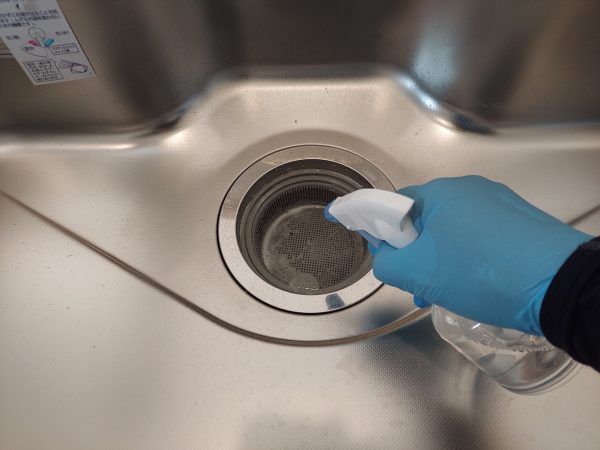 職人が水回りに防カビ防汚コーティングを施工している様子