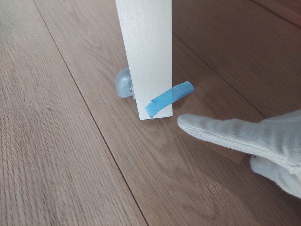 内覧会で床のキズを確認
