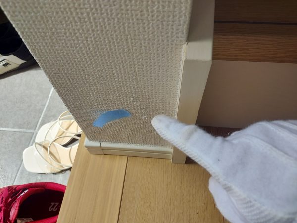 内覧会で床のキズを確認