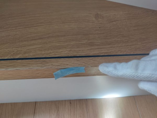 内覧会で床のキズを確認
