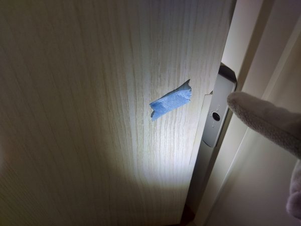 内覧会で床のキズを確認