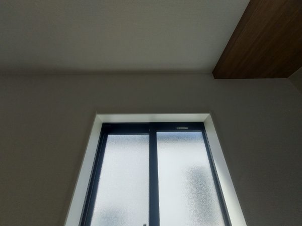 ロールスクリーン施工前の窓まわり