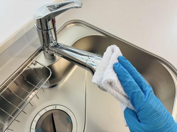 職人が水回りに防カビ防汚コーティングを施工している様子