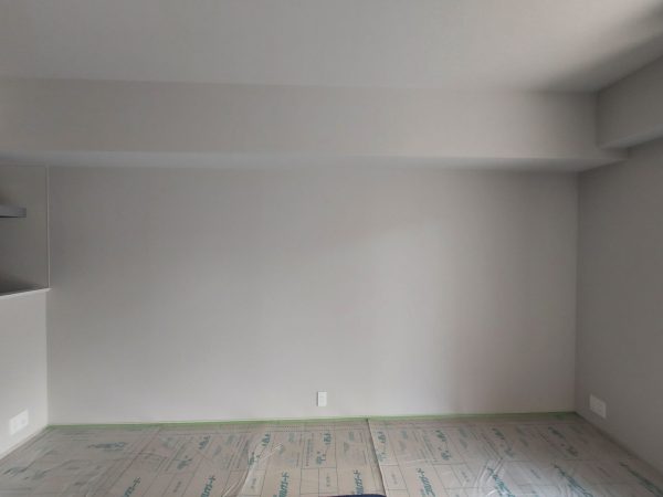 新築マンションプラウド横浜新子安のエコカラット施工前の壁
Before: リビングに設置前