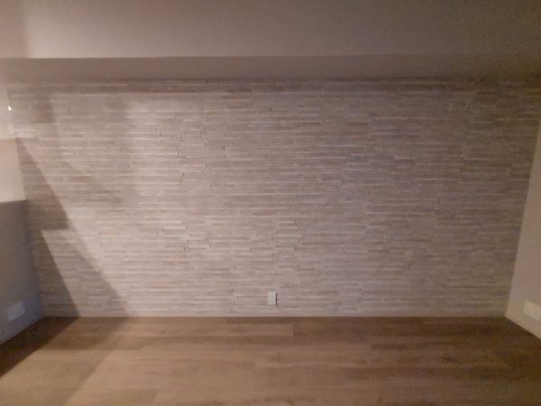 新築マンションプラウド横浜新子安のリビングの壁にエコカラットを施工した画像