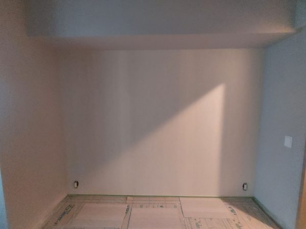 新築マンションプラウド横浜新子安のエコカラット施工前の壁