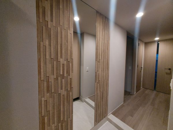 新築マンション玄関のエコカラットタイル施工後