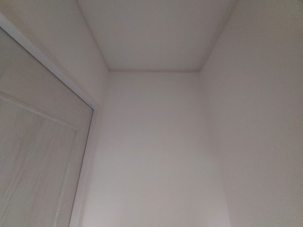 トイレ上部の収納棚板を設置する前の様子