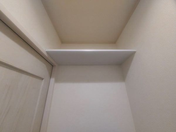 トイレ上部の収納棚板