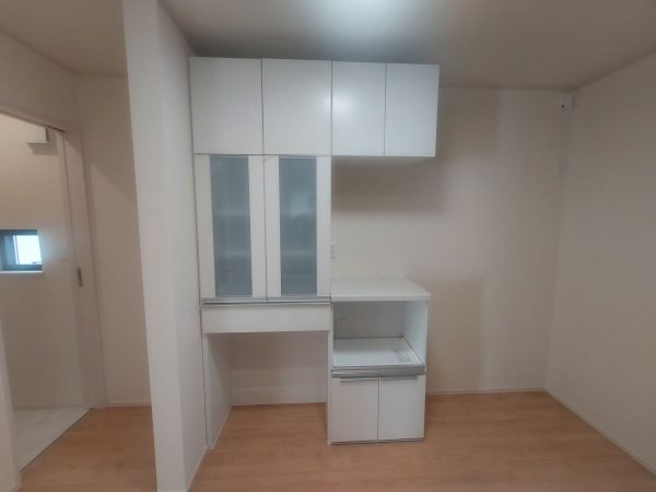 施工後のキッチンカップボード、清潔で収納しやすい状態