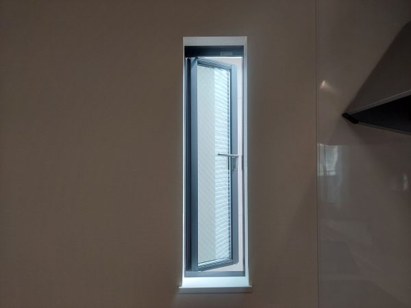 網戸が付いていない施工前の窓