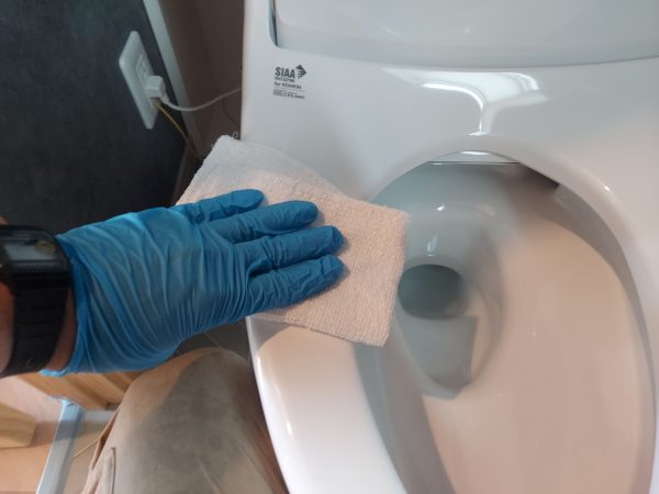 職人が水回りに防カビ防汚コーティングを施工している様子