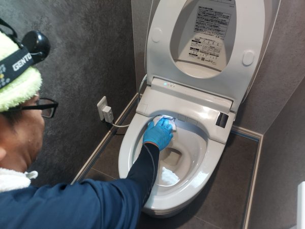 職人が水回りに防カビ防汚コーティングを施工している様子