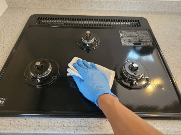 職人が水回りに防カビ防汚コーティングを施工している様子