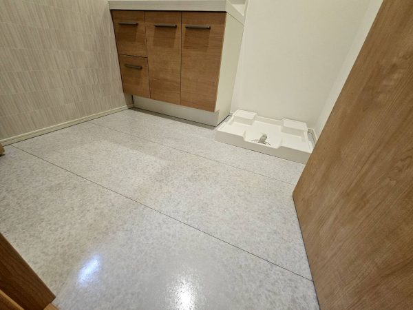 湿気の多い洗面所やトイレの床にアクアフロアコート撥水効果抜群でカビや黒ずみによる劣化を防ぐ