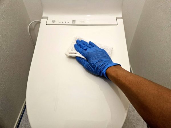 職人が水回りに防カビ防汚コーティングを施工している様子