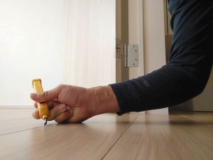 アップライフスタッフによるキズ補修作業