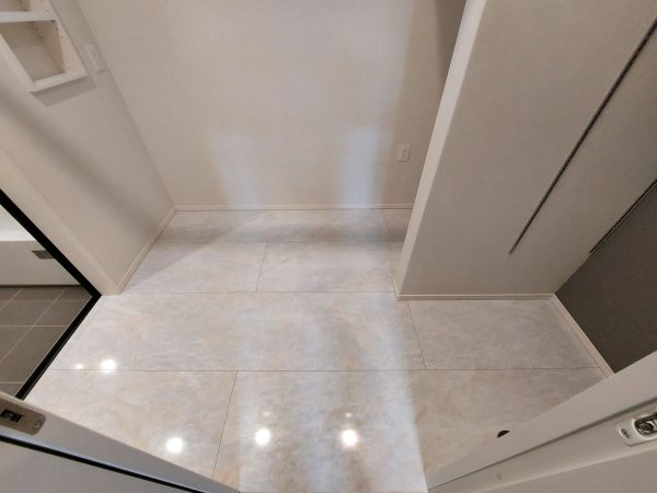 湿気の多い洗面所やトイレの床にアクアフロアコート。撥水効果抜群でカビや黒ずみによる劣化を防ぐ
