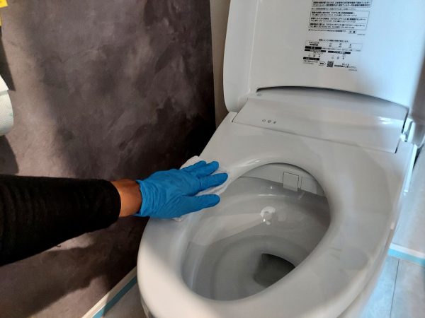 水回りに防カビ防汚コーティングを施工している様子